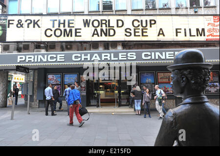 Leicester Square, London, UK. 12. Juni 2014. Nicht jeder wird die WM beobachten. Bildnachweis: Matthew Chattle/Alamy Live-Nachrichten Stockfoto