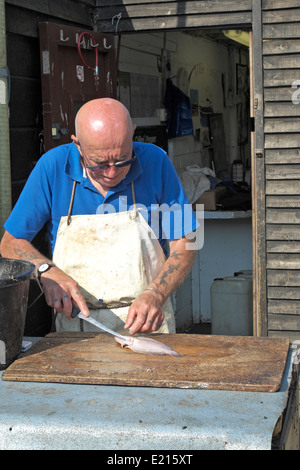 Fischhändler füllen lokalen gefangenen Fisch am Strand von Stade in Rock-a-Nore, Hastings, East Sussex, England, Großbritannien Stockfoto