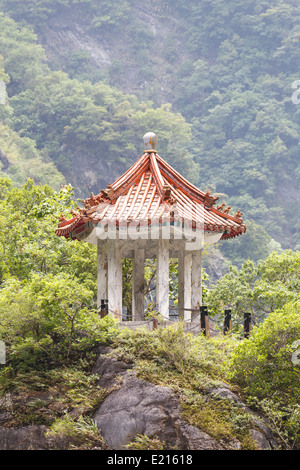 Kleinen traditionellen chinesischen Pavillion thront auf einer Klippe in den Bergen von Taroko-Nationalpark, Taiwan. Stockfoto