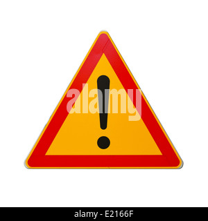 Warnung-Straßenschild mit Ausrufezeichen isoliert auf weiss Stockfoto