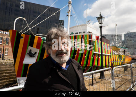 Liverpool, Vereinigtes Königreich, 12. Mai 2014. Künstler Carlos Cruz-Diez Besuche einen frisch lackierten Blenden Schiff in Liverpool. In Zusammenarbeit mit der Liverpool Biennale entwarf er das Farbschema für das Schiff Edmund Gardner das nationale Museen Liverpool gehört. Das Schiff ist Teil der Liverpool Biennale in 2014. Bildnachweis: Peter Carr/Alamy Live-Nachrichten Stockfoto