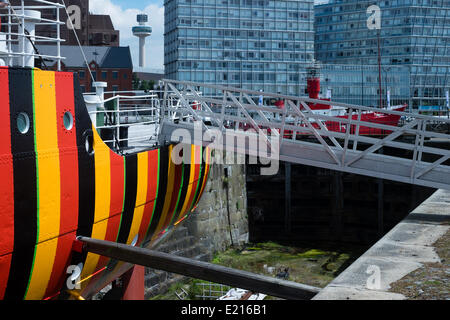 Liverpool, Vereinigtes Königreich, 12. Mai 2014. Künstler Carlos Cruz-Diez Besuche einen frisch lackierten Blenden Schiff in Liverpool. In Zusammenarbeit mit der Liverpool Biennale entwarf er das Farbschema für das Schiff Edmund Gardner das nationale Museen Liverpool gehört. Das Schiff ist Teil der Liverpool Biennale in 2014. Bildnachweis: Peter Carr/Alamy Live-Nachrichten Stockfoto