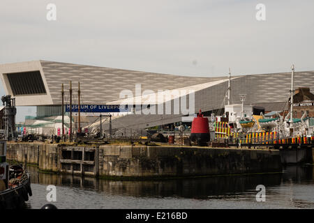 Liverpool, Vereinigtes Königreich, 12. Mai 2014. Künstler Carlos Cruz-Diez Besuche einen frisch lackierten Blenden Schiff in Liverpool. In Zusammenarbeit mit der Liverpool Biennale entwarf er das Farbschema für das Schiff Edmund Gardner das nationale Museen Liverpool gehört. Das Schiff ist Teil der Liverpool Biennale in 2014. Bildnachweis: Peter Carr/Alamy Live-Nachrichten Stockfoto