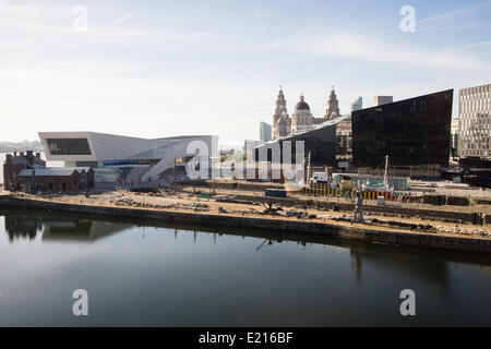 Liverpool, Vereinigtes Königreich, 12. Mai 2014. In Zusammenarbeit mit der Liverpool Biennale Carlos Cruz-Diez entwickelt eine einzigartige Dazzle-Schiff-Lackierung für das Lotsenboot Edmund Gardner, nationale Museen Liverpool im Besitz. Das Schiff ist Teil der Liverpool Biennale in 2014. Bildnachweis: Peter Carr/Alamy Live-Nachrichten Stockfoto