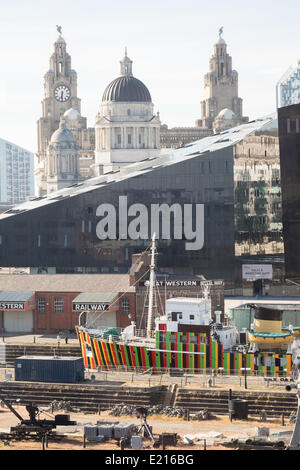 Liverpool, Vereinigtes Königreich, 12. Mai 2014. In Zusammenarbeit mit der Liverpool Biennale Carlos Cruz-Diez entwickelt eine einzigartige Dazzle-Schiff-Lackierung für das Lotsenboot Edmund Gardner, nationale Museen Liverpool im Besitz. Das Schiff ist Teil der Liverpool Biennale in 2014. Bildnachweis: Peter Carr/Alamy Live-Nachrichten Stockfoto