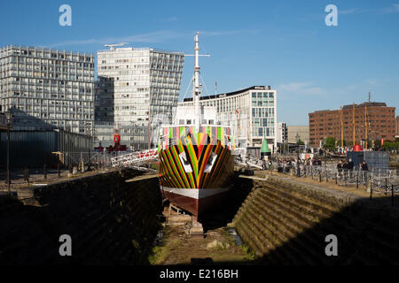 Liverpool, Vereinigtes Königreich, 12. Mai 2014. In Zusammenarbeit mit der Liverpool Biennale Carlos Cruz-Diez entwickelt eine einzigartige Dazzle-Schiff-Lackierung für das Lotsenboot Edmund Gardner, nationale Museen Liverpool im Besitz. Das Schiff ist Teil der Liverpool Biennale in 2014. Bildnachweis: Peter Carr/Alamy Live-Nachrichten Stockfoto