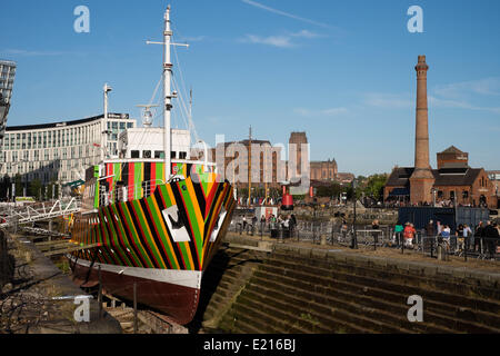 Liverpool, Vereinigtes Königreich, 12. Mai 2014. In Zusammenarbeit mit der Liverpool Biennale Carlos Cruz-Diez entwickelt eine einzigartige Dazzle-Schiff-Lackierung für das Lotsenboot Edmund Gardner, nationale Museen Liverpool im Besitz. Das Schiff ist Teil der Liverpool Biennale in 2014. Bildnachweis: Peter Carr/Alamy Live-Nachrichten Stockfoto