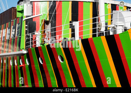 Liverpool, Vereinigtes Königreich, 12. Mai 2014. In Zusammenarbeit mit der Liverpool Biennale Carlos Cruz-Diez entwickelt eine einzigartige Dazzle-Schiff-Lackierung für das Lotsenboot Edmund Gardner, nationale Museen Liverpool im Besitz. Das Schiff ist Teil der Liverpool Biennale in 2014. Bildnachweis: Peter Carr/Alamy Live-Nachrichten Stockfoto