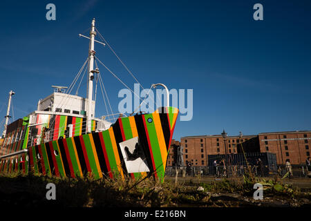 Liverpool, Vereinigtes Königreich, 12. Mai 2014. In Zusammenarbeit mit der Liverpool Biennale Carlos Cruz-Diez entwickelt eine einzigartige Dazzle-Schiff-Lackierung für das Lotsenboot Edmund Gardner, nationale Museen Liverpool im Besitz. Das Schiff ist Teil der Liverpool Biennale in 2014. Bildnachweis: Peter Carr/Alamy Live-Nachrichten Stockfoto