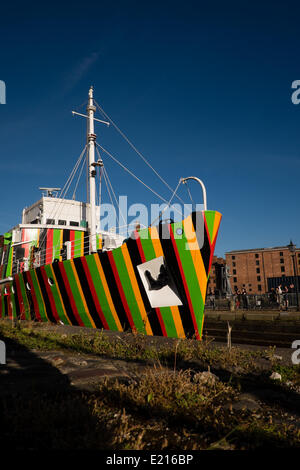 Liverpool, Vereinigtes Königreich, 12. Mai 2014. In Zusammenarbeit mit der Liverpool Biennale Carlos Cruz-Diez entwickelt eine einzigartige Dazzle-Schiff-Lackierung für das Lotsenboot Edmund Gardner, nationale Museen Liverpool im Besitz. Das Schiff ist Teil der Liverpool Biennale in 2014. Bildnachweis: Peter Carr/Alamy Live-Nachrichten Stockfoto