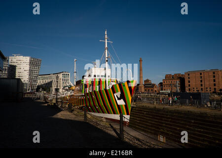 Liverpool, Vereinigtes Königreich, 12. Mai 2014. In Zusammenarbeit mit der Liverpool Biennale Carlos Cruz-Diez entwickelt eine einzigartige Dazzle-Schiff-Lackierung für das Lotsenboot Edmund Gardner, nationale Museen Liverpool im Besitz. Das Schiff ist Teil der Liverpool Biennale in 2014. Bildnachweis: Peter Carr/Alamy Live-Nachrichten Stockfoto