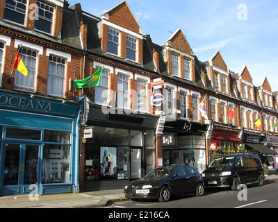 Nationalflaggen der konkurrierenden Länder Linie Teddington High Street um den Beginn der Fußballweltmeisterschaft 2014 in Brasilien. Bildnachweis: Ian Flasche/Alamy Live-Nachrichten Stockfoto