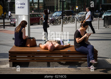 London, UK. 12. Juni 2014. Londoner weiterhin fühlen die Hitze in June Credit: Guy Corbishley/Alamy Live News Stockfoto