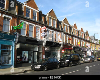 Nationalflaggen der konkurrierenden Länder Linie Teddington High Street um den Beginn der Fußballweltmeisterschaft 2014 in Brasilien. Bildnachweis: Ian Flasche/Alamy Live-Nachrichten Stockfoto