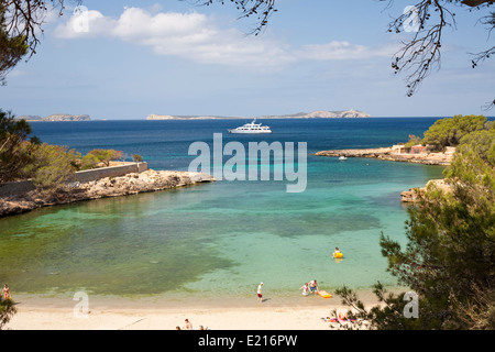einsamen Bucht auf Ibiza mit kristallklarem türkisfarbenem Wasser im Meer Balearen Stockfoto
