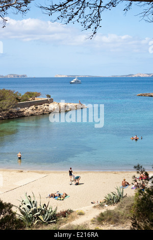 einsamen Bucht auf Ibiza mit kristallklarem türkisfarbenem Wasser im Meer Balearen Stockfoto