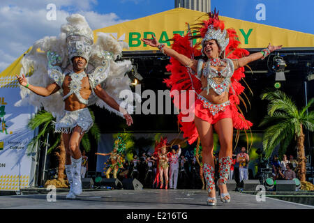 Tänzer aus Paraiso Schule von Samba führen Sie auf der Bühne als Teil der Brasilien Tag Festival in Trafalgar Square, London, Großbritannien Stockfoto