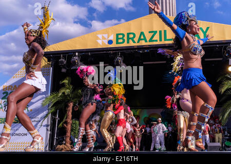 Im Rahmen des Brasilien-Tages-Festival auf den Kick off der WM 2014 feiern, durchführen Paraiso Schule von Samba Tänzer auf der Bühne am Trafalgar Square in London UK Stockfoto