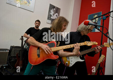 Warschau, Polen. 12. Juni 2014.  Progressive-Rock-Band Klan von Warschau spielte ein kostenloses Konzert heute in einer Kunstgalerie. Der Anführer Marek Alaszewski ist 72 Jahre alt und immer noch sehr dynamisch. Einiges Material aus Anfang der 70er Jahre noch Geräusche auf dem neuesten Stand. Klan wurde als unterirdische Subkultur und nie erlangte große Popularität zum Zeitpunkt die Band gebildet wurde. Bildnachweis: Henryk Kotowski/Alamy Live-Nachrichten Stockfoto