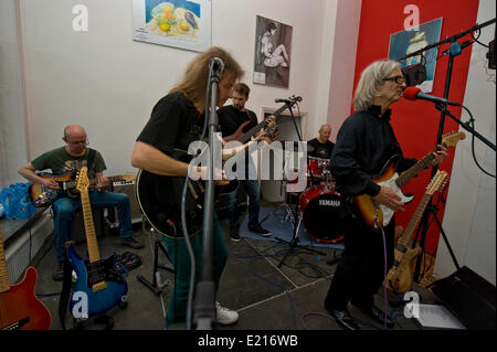 Warschau, Polen. 12. Juni 2014.  Progressive-Rock-Band Klan von Warschau spielte ein kostenloses Konzert heute in einer Kunstgalerie. Der Anführer Marek Alaszewski ist 72 Jahre alt und immer noch sehr dynamisch. Einiges Material aus Anfang der 70er Jahre noch Geräusche auf dem neuesten Stand. Klan wurde als unterirdische Subkultur und nie erlangte große Popularität zum Zeitpunkt die Band gebildet wurde. Bildnachweis: Henryk Kotowski/Alamy Live-Nachrichten Stockfoto