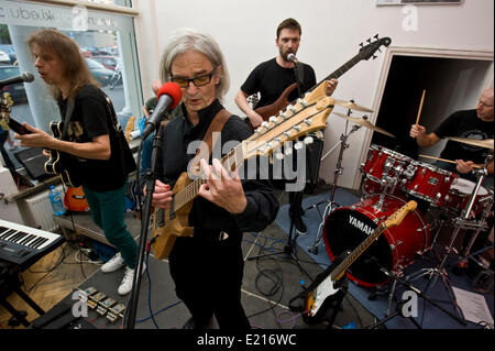 Warschau, Polen. 12. Juni 2014.  Progressive-Rock-Band Klan von Warschau spielte ein kostenloses Konzert heute in einer Kunstgalerie. Der Anführer Marek Alaszewski ist 72 Jahre alt und immer noch sehr dynamisch. Einiges Material aus Anfang der 70er Jahre noch Geräusche auf dem neuesten Stand. Klan wurde als unterirdische Subkultur und nie erlangte große Popularität zum Zeitpunkt die Band gebildet wurde. Bildnachweis: Henryk Kotowski/Alamy Live-Nachrichten Stockfoto