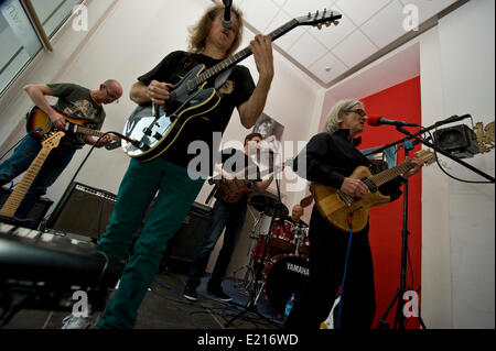 Warschau, Polen. 12. Juni 2014.  Progressive-Rock-Band Klan von Warschau spielte ein kostenloses Konzert heute in einer Kunstgalerie. Der Anführer Marek Alaszewski ist 72 Jahre alt und immer noch sehr dynamisch. Einiges Material aus Anfang der 70er Jahre noch Geräusche auf dem neuesten Stand. Klan wurde als unterirdische Subkultur und nie erlangte große Popularität zum Zeitpunkt die Band gebildet wurde. Bildnachweis: Henryk Kotowski/Alamy Live-Nachrichten Stockfoto