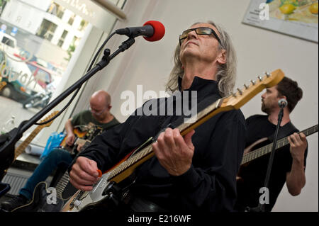 Warschau, Polen. 12. Juni 2014.  Progressive-Rock-Band Klan von Warschau spielte ein kostenloses Konzert heute in einer Kunstgalerie. Der Anführer Marek Alaszewski ist 72 Jahre alt und immer noch sehr dynamisch. Einiges Material aus Anfang der 70er Jahre noch Geräusche auf dem neuesten Stand. Klan wurde als unterirdische Subkultur und nie erlangte große Popularität zum Zeitpunkt die Band gebildet wurde. Bildnachweis: Henryk Kotowski/Alamy Live-Nachrichten Stockfoto