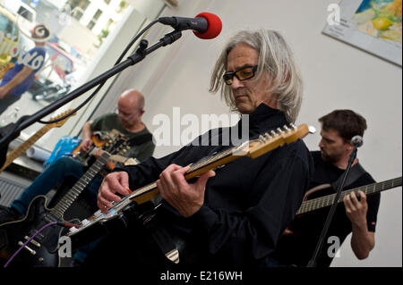 Warschau, Polen. 12. Juni 2014.  Progressive-Rock-Band Klan von Warschau spielte ein kostenloses Konzert heute in einer Kunstgalerie. Der Anführer Marek Alaszewski ist 72 Jahre alt und immer noch sehr dynamisch. Einiges Material aus Anfang der 70er Jahre noch Geräusche auf dem neuesten Stand. Klan wurde als unterirdische Subkultur und nie erlangte große Popularität zum Zeitpunkt die Band gebildet wurde. Bildnachweis: Henryk Kotowski/Alamy Live-Nachrichten Stockfoto