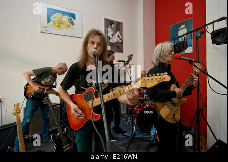 Warschau, Polen. 12. Juni 2014.  Progressive-Rock-Band Klan von Warschau spielte ein kostenloses Konzert heute in einer Kunstgalerie. Der Anführer Marek Alaszewski ist 72 Jahre alt und immer noch sehr dynamisch. Einiges Material aus Anfang der 70er Jahre noch Geräusche auf dem neuesten Stand. Klan wurde als unterirdische Subkultur und nie erlangte große Popularität zum Zeitpunkt die Band gebildet wurde. Bildnachweis: Henryk Kotowski/Alamy Live-Nachrichten Stockfoto