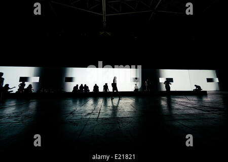 Barcelona, Spanien. 12. Juni, 2014.Festival Besucher genießen Carsten Nicolai monumentale audiovisuelle Installation "Unidisplay" im Rahmen des ersten SonarPLANTA während der 21. Ausgabe von SONAR Festival in Barcelona Credit: Matthi/Alamy Live-Nachrichten Stockfoto