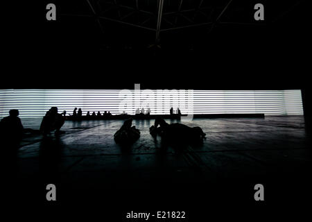 Barcelona, Spanien. 12. Juni, 2014.Festival Besucher genießen Carsten Nicolai monumentale audiovisuelle Installation "Unidisplay" im Rahmen des ersten SonarPLANTA während der 21. Ausgabe von SONAR Festival in Barcelona Credit: Matthi/Alamy Live-Nachrichten Stockfoto