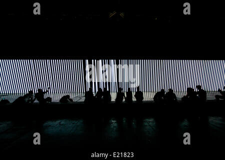 Barcelona, Spanien. 12. Juni, 2014.Festival Besucher genießen Carsten Nicolai monumentale audiovisuelle Installation "Unidisplay" im Rahmen des ersten SonarPLANTA während der 21. Ausgabe von SONAR Festival in Barcelona Credit: Matthi/Alamy Live-Nachrichten Stockfoto