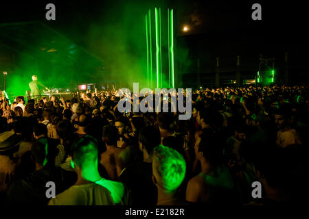 Barcelona, Spanien. 12. Juni 2014.Festival Gänger bewegen zur Musik von Richie Hawtin, alias Plastikman, bei der 21. Auflage des SONAR Festival in Barcelona Credit: Matthi/Alamy Live-Nachrichten Stockfoto