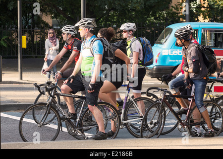 Pendler, die Radfahren nach Hause während der Rush Hour - Chelsea Embankment - London Abend Stockfoto