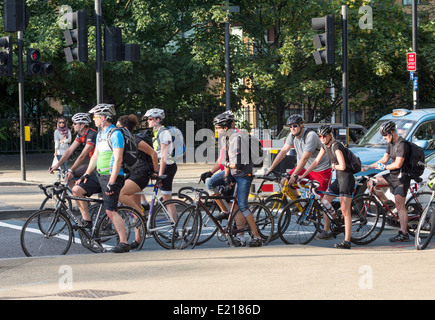 Pendler, die Radfahren nach Hause während der Rush Hour - Chelsea Embankment - London Abend Stockfoto