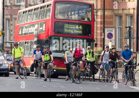 Pendler, die Radfahren nach Hause während der Rush Hour - Chelsea Embankment - London Abend Stockfoto