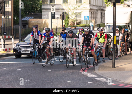 Pendler, die Radfahren nach Hause während der Rush Hour - Chelsea Embankment - London Abend Stockfoto