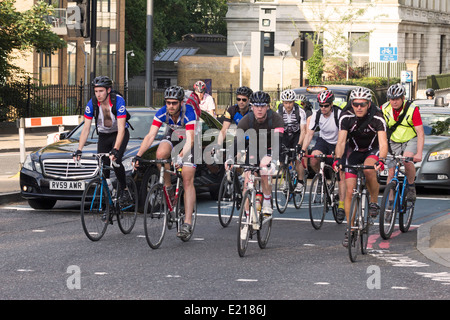 Pendler, die Radfahren nach Hause während der Rush Hour - Chelsea Embankment - London Abend Stockfoto