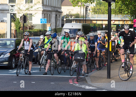 Pendler, die Radfahren nach Hause während der Rush Hour - Chelsea Embankment - London Abend Stockfoto