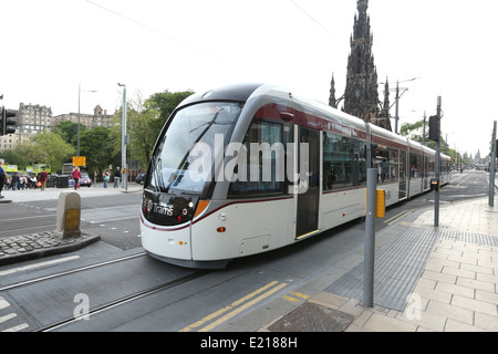 Bild des neuen Dienstes Edinburgh Straßenbahnen in Betrieb an der Princes Street Street in Edinburgh City, Schottland, Großbritannien. Stockfoto