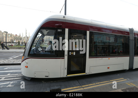 Bild des neuen Dienstes Edinburgh Straßenbahnen in Betrieb an der Princes Street Street in Edinburgh City, Schottland, Großbritannien. Stockfoto