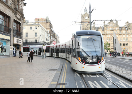 Bild des neuen Dienstes Edinburgh Straßenbahnen in Betrieb an der Princes Street Street in Edinburgh City, Schottland, Großbritannien. Stockfoto