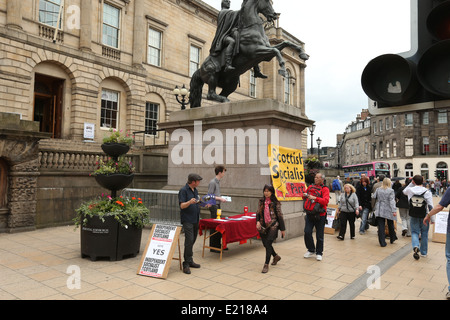 Bild aus einer Scottish Socialist Party-Kampagne für ein ja an der Princes Street in Edinburgh, Schottland Stockfoto