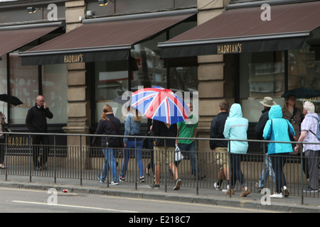 Eine Person hält einen Regenschirm mit einem Union Jack Flaggendesign in Edinburgh, Schottland Stockfoto