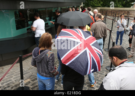 Eine Person hält einen Regenschirm mit einem Union Jack Flaggendesign in Edinburgh, Schottland während des Buildvorgangs bis zu den schottischen Referendum Stockfoto