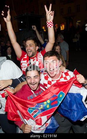 Zagreb, Kroatien. 12. Juni 2014. Kroatischen Fußball-Fans jubeln, während gerade die im Fernsehen übertragene Spiel zwischen Kroatien und Brasilien, in Zagreb, Kroatien, 12. Juni 2014. Tausende Fans am Donnerstag sah die FIFA World Cup Eröffnung auf einer großen Leinwand am Hauptplatz von Zagreb zu entsprechen. Bildnachweis: Miso Lisanin/Xinhua/Alamy Live-Nachrichten Stockfoto