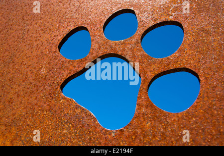 Silhouette EINER Katzenpfote in rostiger Metallwand Stockfoto