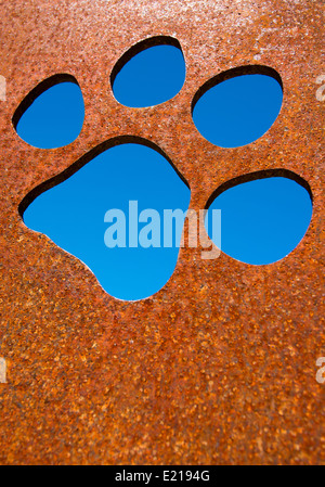 Silhouette EINER Katzenpfote in rostiger Metallwand Stockfoto