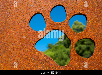 Silhouette EINER Katzenpfote in rostiger Metallwand Stockfoto