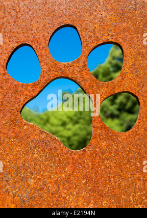 Silhouette EINER Katzenpfote in rostiger Metallwand Stockfoto